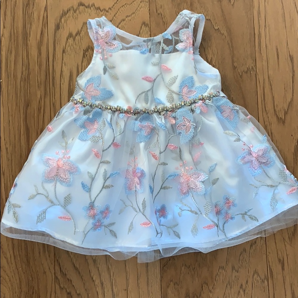 Adorable Infant gown with crystal. As 6-9 months